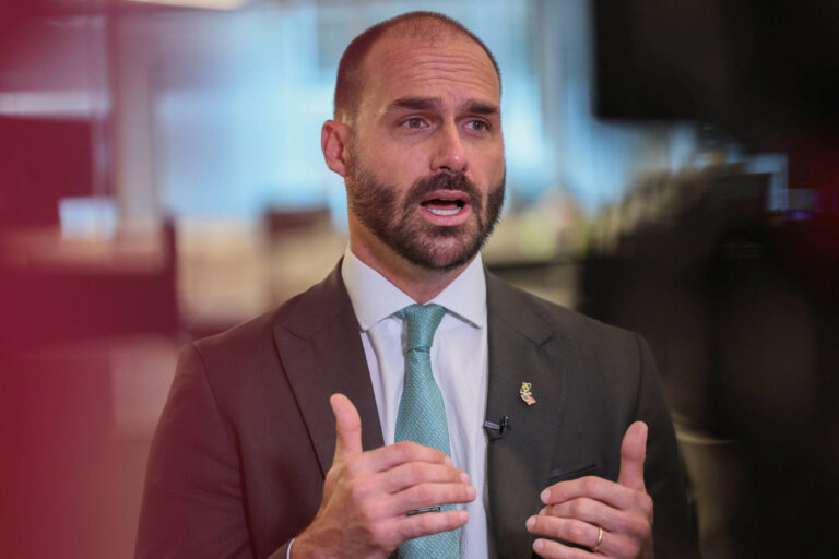 Eduardo Bolsonaro pede para votar dos EUA, mas falta até às sessões virtuais da Câmara
