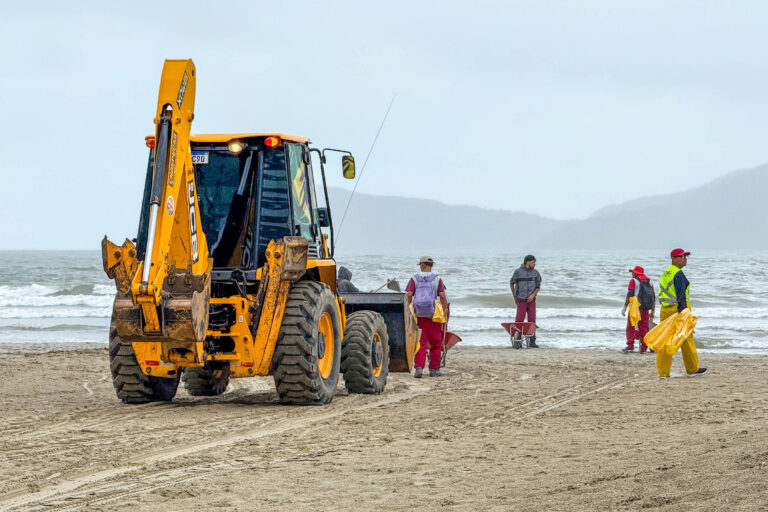 Balneário Camboriú realiza limpeza de areia após obra de drenagem