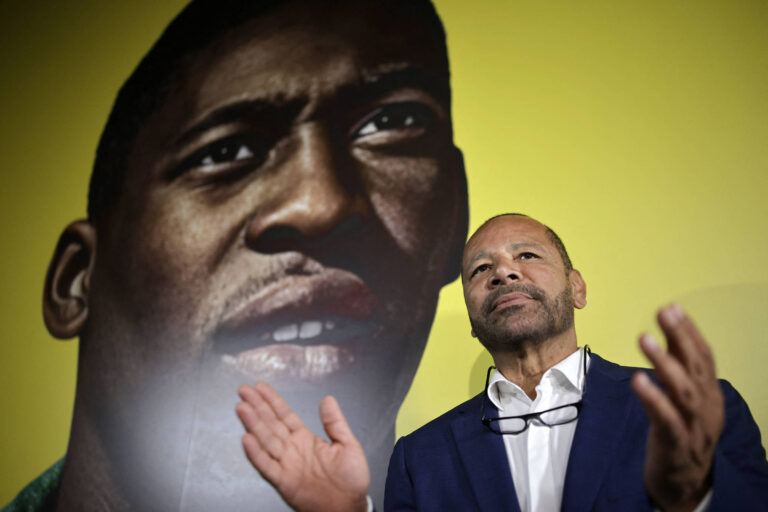 Pai de Neymar conquista marca de Pelé após concorrência acirrada