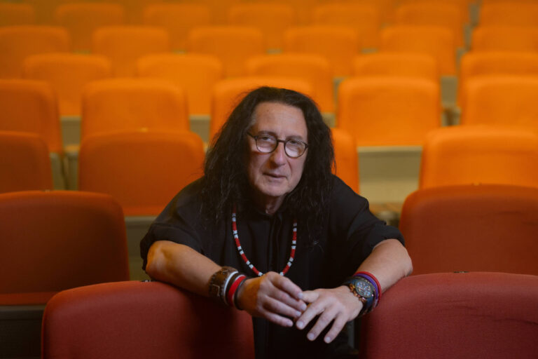 Gerald Thomas explora futuros em 'Sabius' através de humor ácido e crítica social