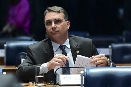 Flávio Bolsonaro se aproxima de empresários em São Paulo para 2026
