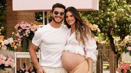 Camila Queiroz e Klebber Toledo anunciam o nome da filha