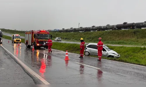 Acidente na BR-376 deixa cinco feridos em Apucarana durante chuva intensa
