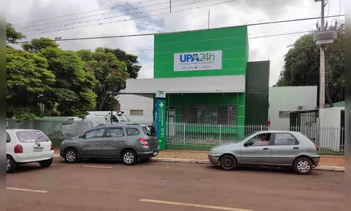 Ciclista de 17 anos sofre acidente após colisão com carro parado