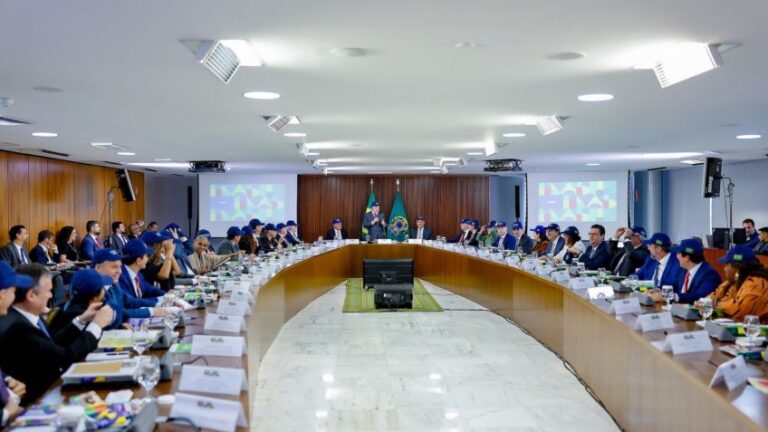 Ministros usam boné 'Brasil é dos brasileiros' em reunião com Lula