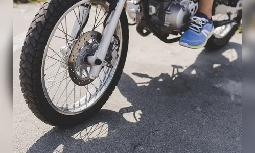 Adolescente é flagrado dirigindo moto após fuga em Apucarana