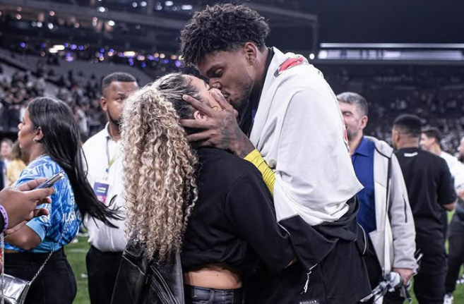 Hugo Souza, do Corinthians, pede namorada em casamento