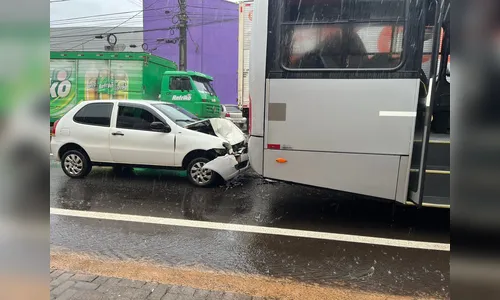Acidente na Avenida Minas Gerais deixa motorista ferido em Apucarana
