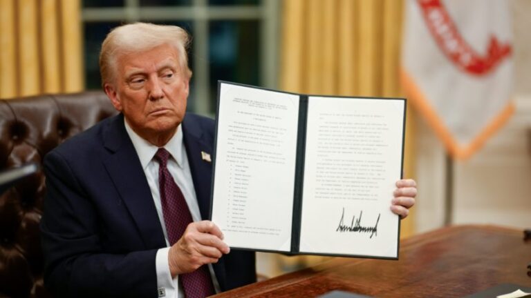 Trump pede à Suprema Corte para suspender pagamentos de ajuda externa