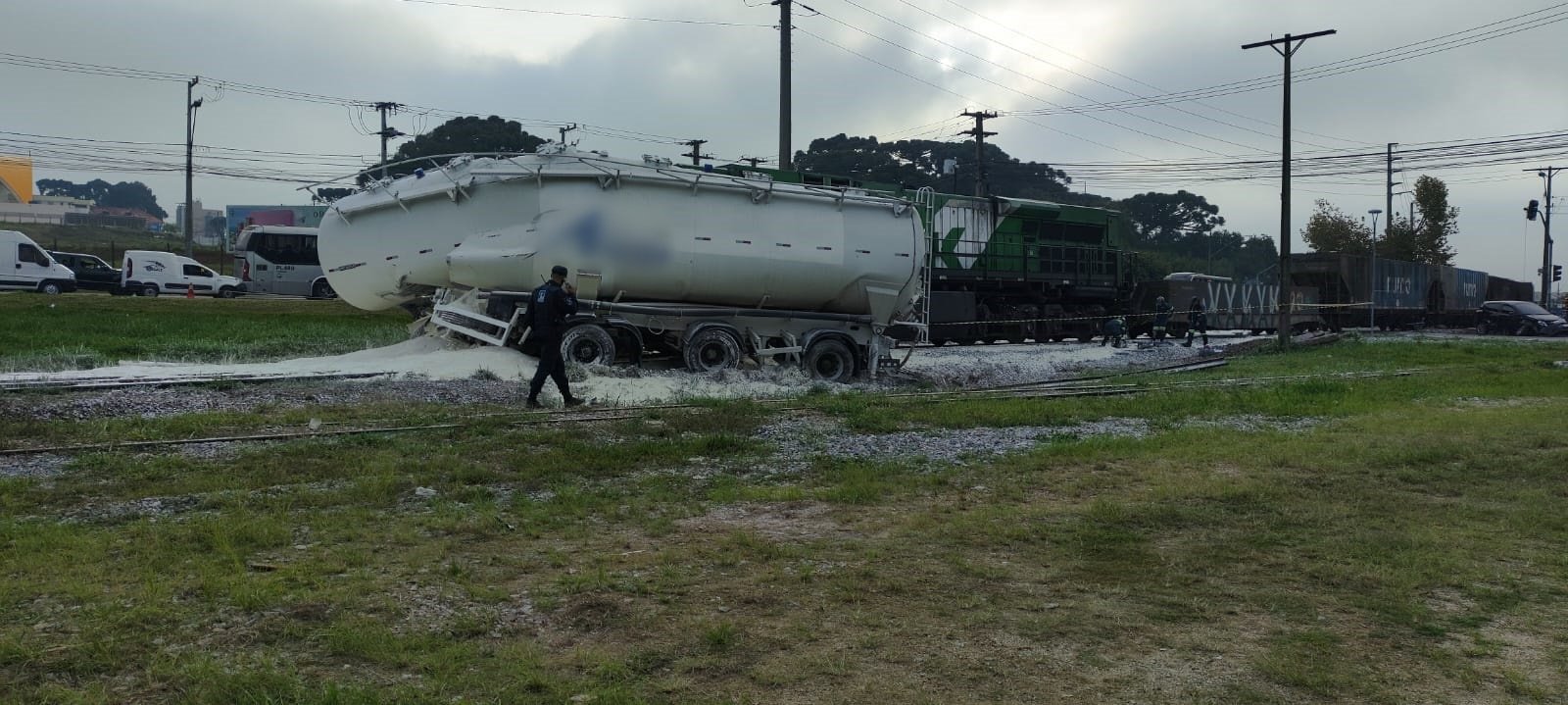 Motoristas de acidente em Pinhais contradizem relatos sobre alerta de trem