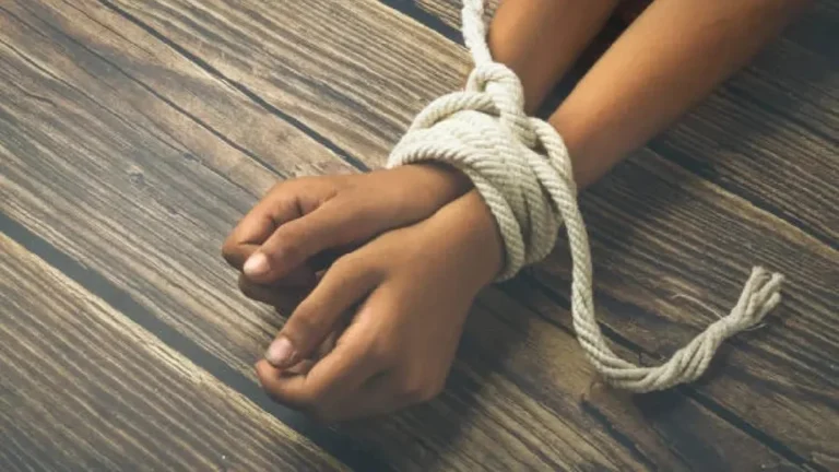 Menino de 7 anos escapa de cativeiro usando telha quebrada