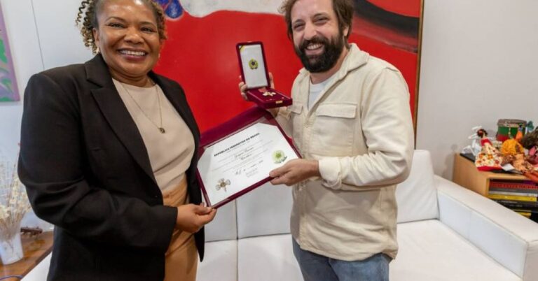 Gregorio Duvivier é homenageado com medalha do Ministério da Cultura