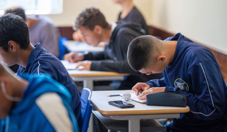 Matrícula presencial em colégios estaduais garante acesso à educação no Paraná