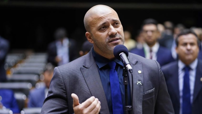 Moraes reduz pena de Daniel Silveira em 113 dias