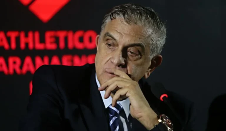 Athletico Paranaense foca em contratações de volantes para 2026