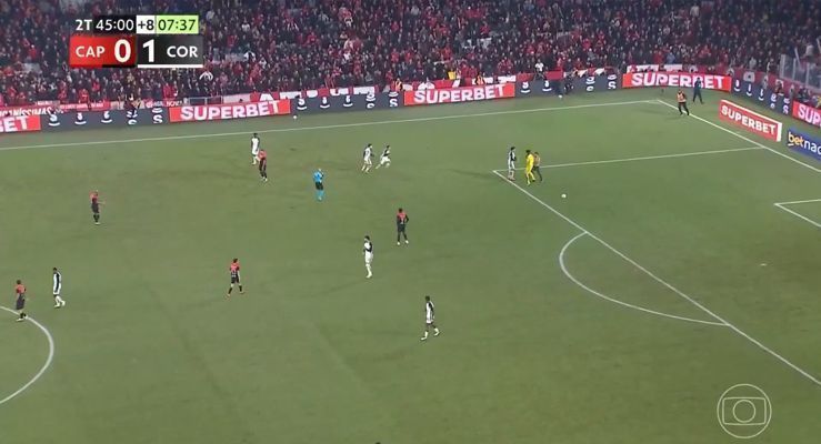 Hugo Souza é agredido por torcedor do Athletico-PR na Copa do Brasil