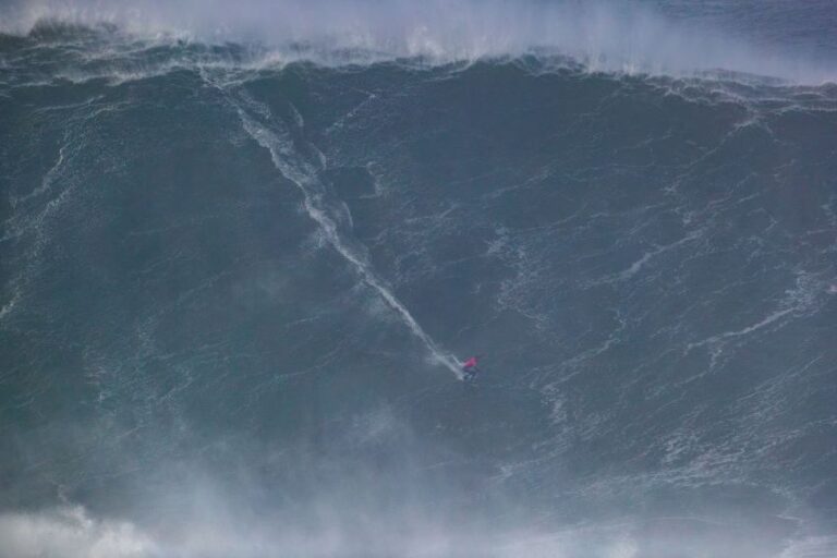 Lucas Chumbo brilha novamente nas ondas gigantes de Nazaré