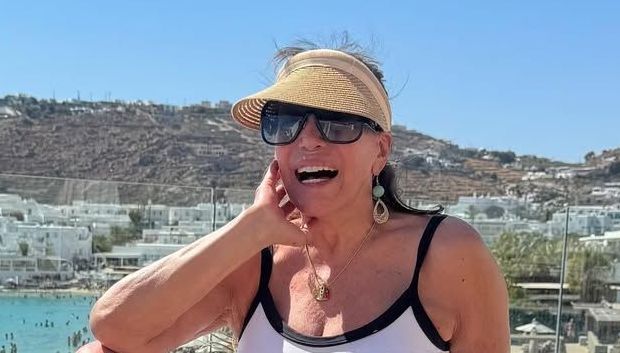 Susana Vieira exibe beleza aos 83 anos em Mykonos