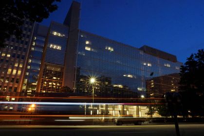 Previsão do banco mundial sugere crescimento econômico moderado para brasil em 2026