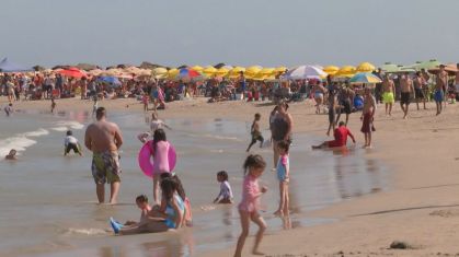 Venezuelanos retomam lazer nas praias mesmo com tensões políticas