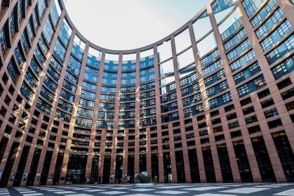 Parlamento europeu bloqueia diplomatas do Irã durante protestos no país