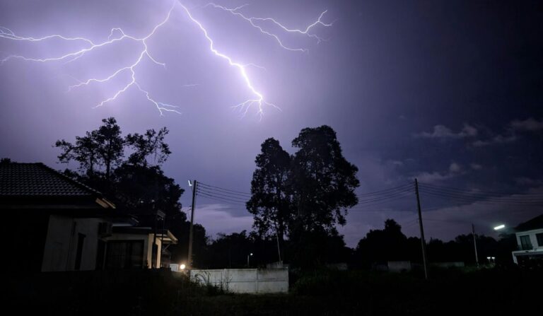 Curitiba registra mais de 500 raios durante temporal intenso