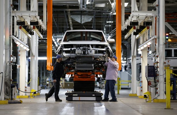 Produção manufatureira dos EUA cresce impulsionada por veículos em abril