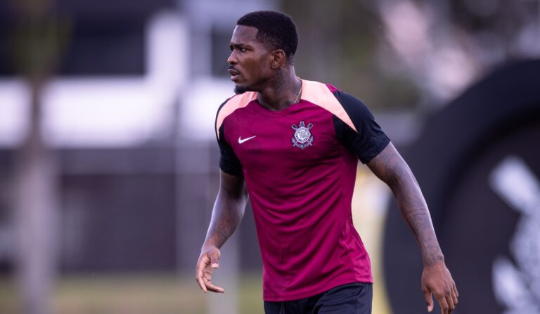 Athletico negocia zagueiro Cacá do Corinthians para reforço defensivo