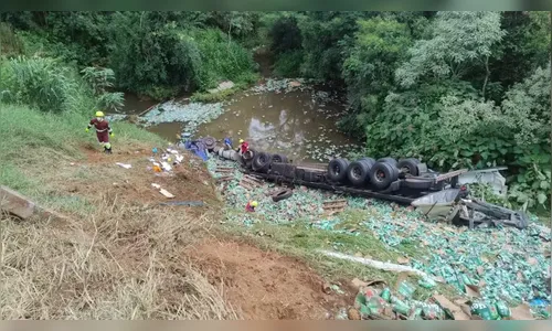 Saque de carga após acidente fatal mobiliza polícia no Paraná