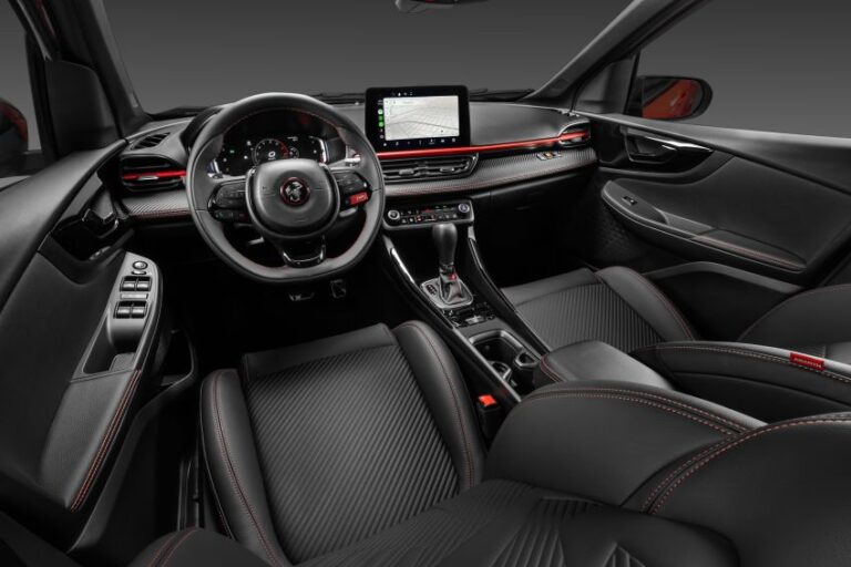 Fastback Abarth 2026 oferece motor turbo e design renovado