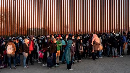Decisão judicial freia revogação do status legal de imigrantes nos EUA