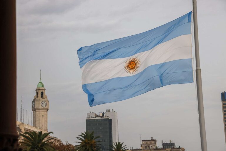 Argentina avança rumo à reclassificação no MSCI com desafios persistentes