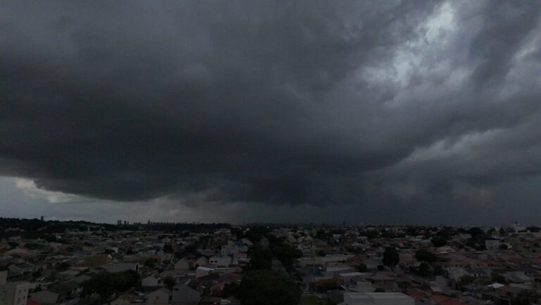 Inmet alerta para tempestades com ventos fortes em Curitiba e 44 cidades do Paraná