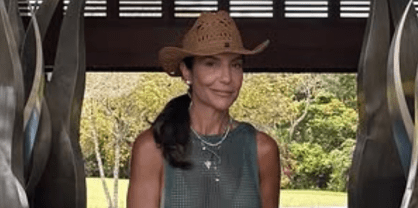 Ivete Sangalo exibe vestido transparente em viagem a Trancoso após separação