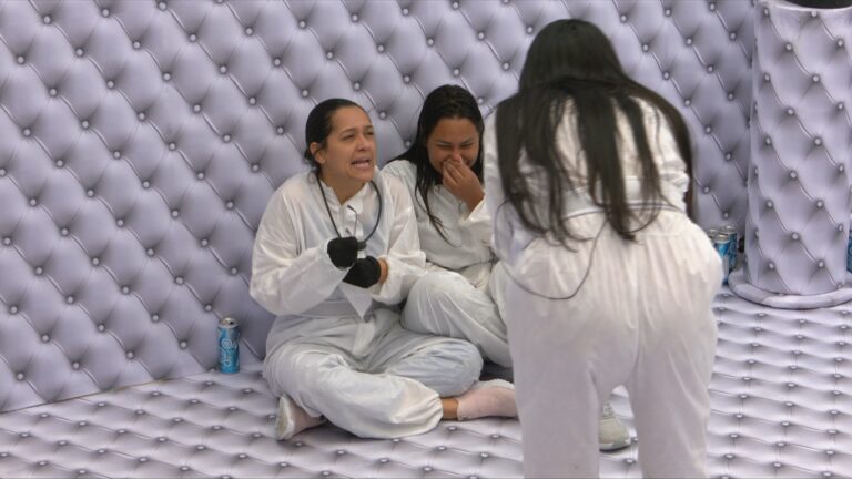 No quarto branco do bbb 26, luz piscante intensifica tensão entre participantes