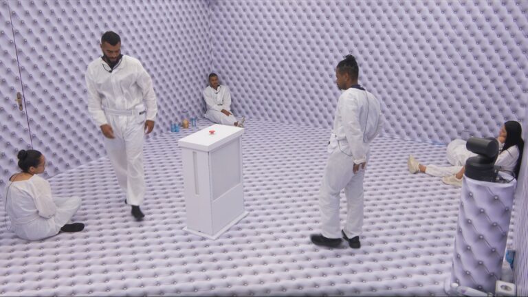 Leandro sugere dinâmica com garrafa para definir o quarto branco no BBB 26