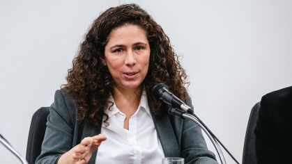 Economia do Brasil atual combina políticas de Lula e Dilma, afirma Esther Dweck