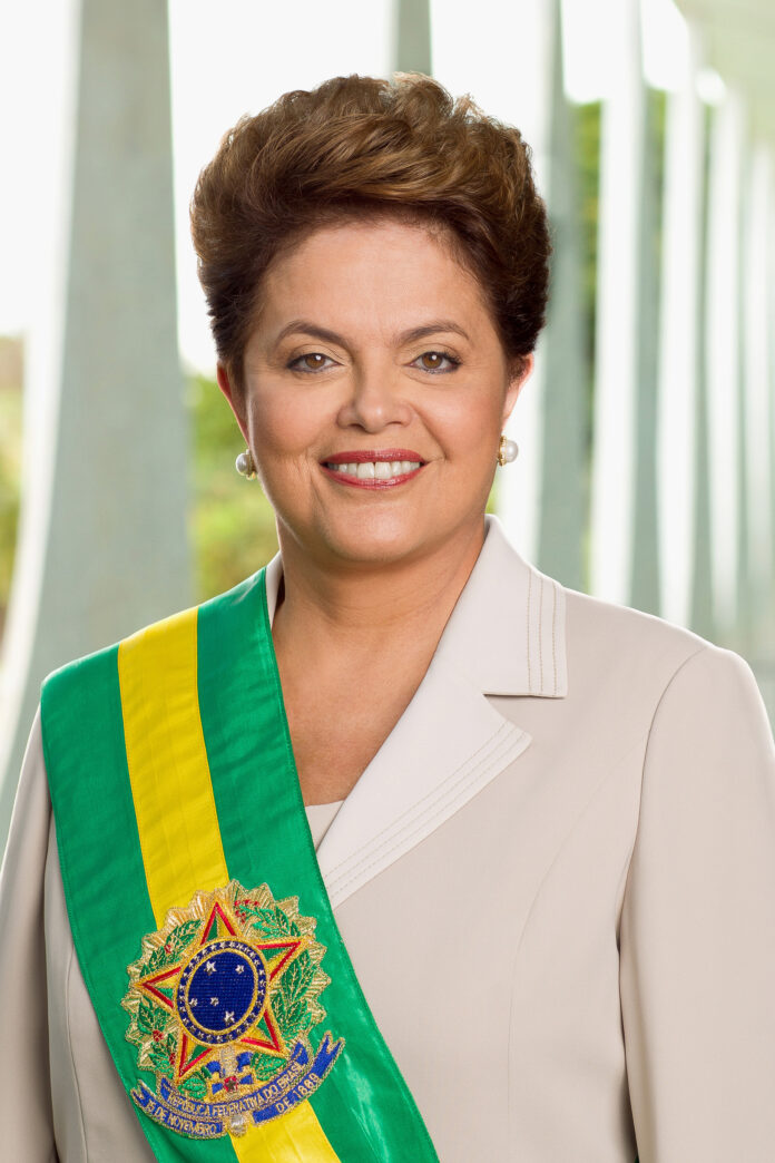 Ex-presidente Dilma Rousseff está internada em Xangai devido a problemas de saúde, mas deve receber alta em breve. Ex-presidente Dilma Rousseff está internada em Xangai devido a problemas de saúde, mas deve receber alta em breve.