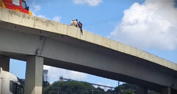 Equipes de socorro resgatam homem no viaduto do Vendrami em Ponta Grossa