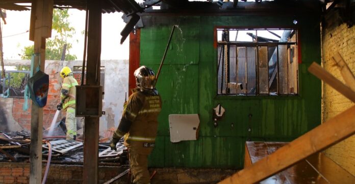 Incêndio atinge três casas em Ponta Grossa; vizinhos acusam moradora de atear fogo