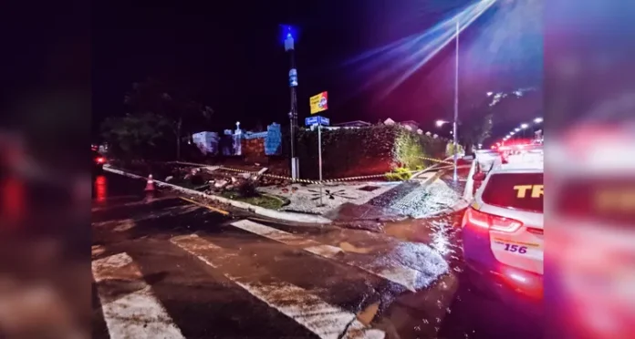 Chuva forte causa alagamentos e derruba muro de cemitério em Ponta Grossa