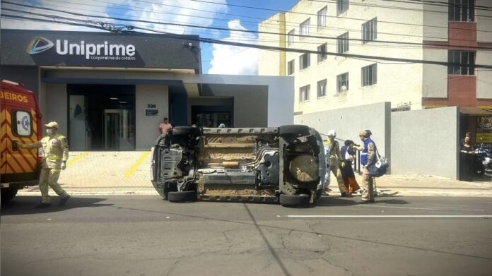 Mulher fica ferida após capotamento na Rua Doutor Paula Xavier, em Ponta Grossa
