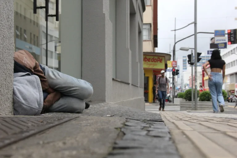 ACIPG discute o aumento da população em situação de rua em Ponta Grossa. Encontro com lideranças busca soluções conjuntas para o problema.