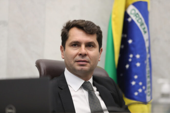 A Assembleia Legislativa do Paraná aprovou a criação da CNH Social, garantindo habilitação gratuita para pessoas de baixa renda.