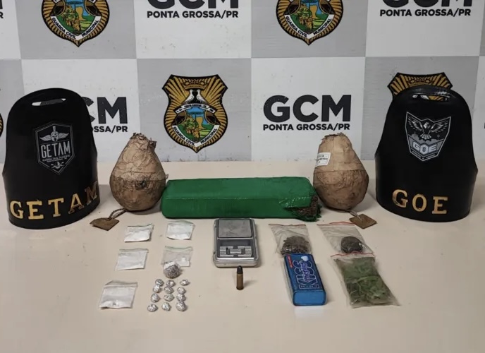 GCM apreende bombas caseiras e cerca de 1 kg de drogas em casa abandonada no bairro Ronda, em Ponta Grossa. Suspeito fugiu pela mata.