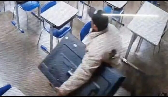 Polícia Civil prende homem por furtar equipamentos eletrônicos de escola estadual no Jardim Carvalho, em Ponta Grossa. Prejuízo chega a R$ 30 mil.