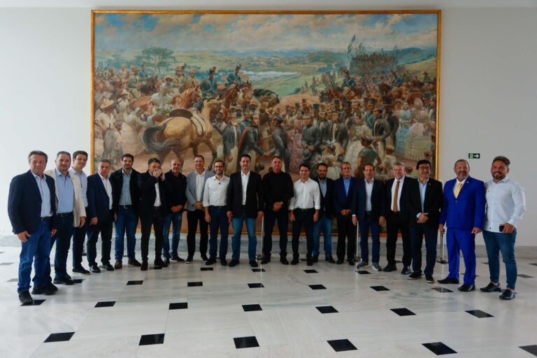 Ratinho Junior recebe Jair Bolsonaro em Curitiba e destaca obras e investimentos no Paraná