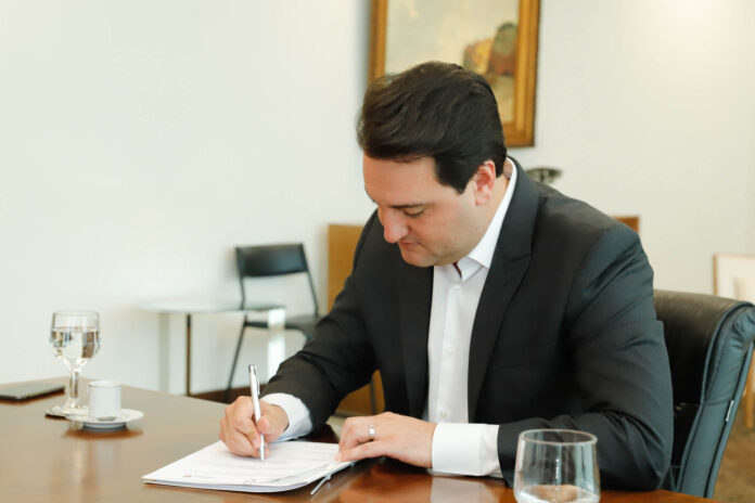 O Paraná mantém o maior salário mínimo regional do Brasil com valores entre R$ 1.984,16 e R$ 2.275,36. Reajuste beneficia trabalhadores sem convenção coletiva.