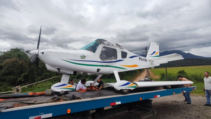 O caminhoneiro que sinalizou para o avião durante todo o pouso forçado virou um herói silencioso. Sua ação rápida e corajosa evitou uma tragédia na BR-101 e salvou vidas em Garuva (SC).