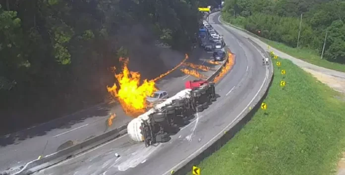 Incêndio na BR-101 em SC atinge 27 veículos após acidente com caminhão-tanque. Cinco pessoas ficaram feridas. Governador cobra túnel no Morro dos Cavalos.